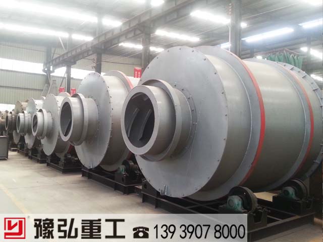 豫弘廠區(qū)的三筒泥煤烘干機 豫弘廠區(qū)的三筒泥煤烘干機