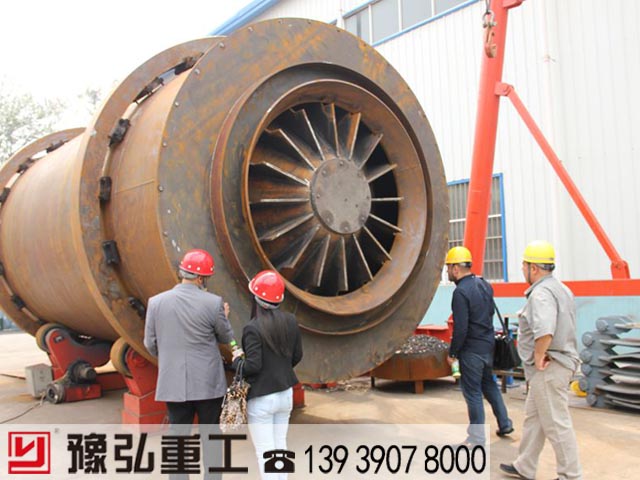 國外客戶參觀豫弘廠區(qū)的三筒泥煤干燥機 國外客戶參觀豫弘廠區(qū)的三筒泥煤干燥機